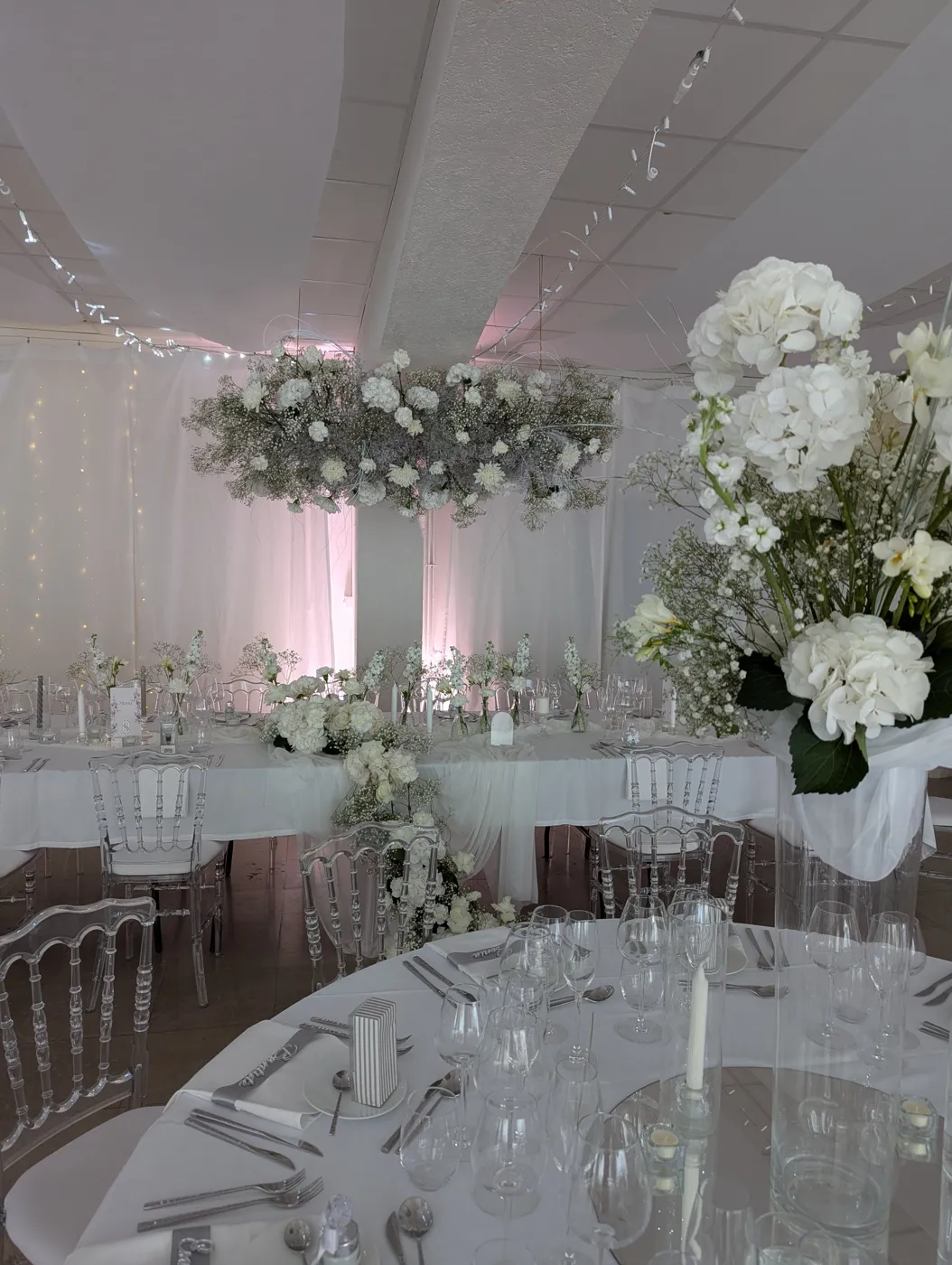 Salle blanche avec suspension florale